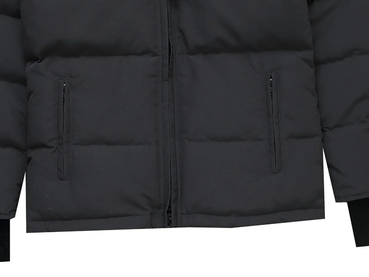 P840 Canada Goose Canada Goose #Expedition04 Parker, a treasure of Canadian origin! Limited supply worldwide! Canada Goose Model 04 is a top-notch couple model. The polar cold-proof outdoor series fur collar detachable hooded parka down jacket is the first Goose in 2024. I hope my partners will like it. Peak quality. I hope everyone can identify it together! The most popular cool items of the Big Goose family in 2024 are online. The same popular product of Yi Yang Qianxi is said to be a joint limited edition Big Goose that cannot be bought in autumn and winter. If you dislike the sameness of the Big Goose in the past, then this model will definitely give you a different experience! This year's most powerful couple's collection for autumn and winter is online, a top-notch luxurious ready-to-wear style, paired with an outdoor warm down jacket with great style and charm! The most standard and classic items of the Daye family in the past two years are equipped with unique reflective stripes for embellishment, which further shows the high-end fashion performance effect. With the embellishment of hardware buckles, it has excellent performance effect. The upper body is clean, simple and elegant, even for urban leisure. It is suitable for various occasions. Designed with large pockets, this model has a large capacity and is equipped with reflective stripes, making it safer at night. It is suitable for various adventure activities. It is made of windproof and waterproof technical materials. The interior is filled with full white duck down, which is absolutely cold-proof and warm. It also has a stand-up collar design and fine fluff at the collar, with meticulous attention to detail! The charm of this model is also more spiritual, and the upper body has more temperament and specifications. It perfectly shows the ultra-high standard of fashionable performance of this model, integrating outdoor and life, and you can even create high-street wear! The most pinnacle limited-edition goose that we have presented so far, both in terms of design and detailed materials, it is completely outstanding. The grand and evergreen version design is matched with cool reflective elements. The overall appearance can be said to be quite high, and it has that kind of powerful outdoor performance! It combines high-end casual attributes with high-street style. It is high-grade, domineering, warm, and beautiful. The visibility of the upper body is quite strong, and the configuration of the owl element is highly brand-recognizable. The overall brand performance and visual effects are fully enhanced, and it also has the high-end sense of fashion and fashionable performance. It is a must-buy product because this is the most awesome down brand on the earth and one of Canada's three national treasure brands. It is also a very sentimental down luxury brand. In the field of polar cold-proof clothing, goose has made an irreplaceable contribution.. SIZE: XS S M L XL XXL Color: black, off-white, red, navy blue, gray